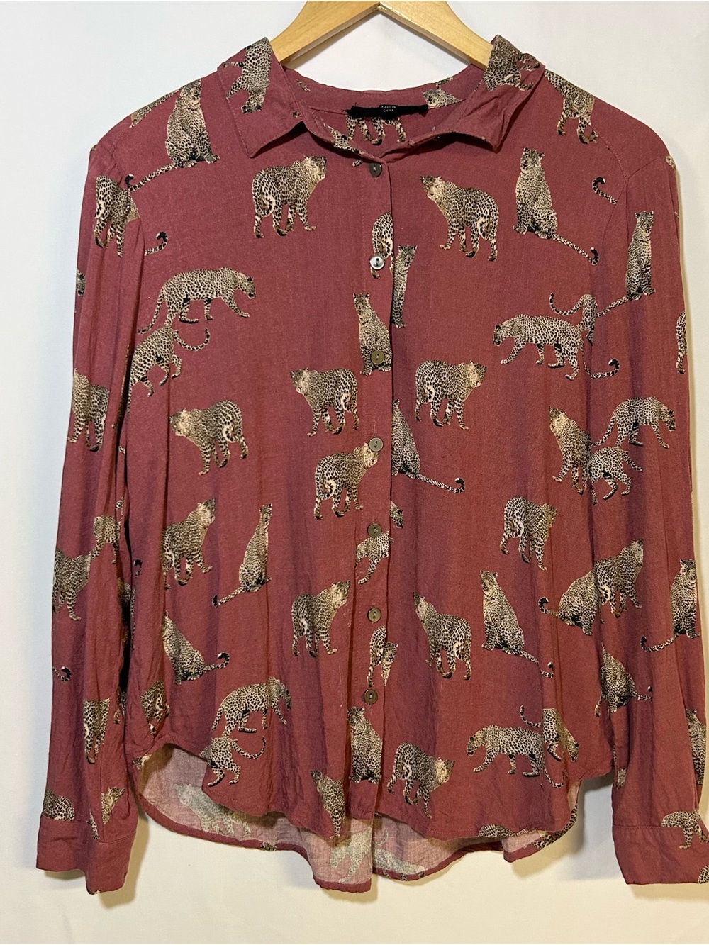 Jane & Delancey Cheetah Print button up shirt blouse size medium artsy